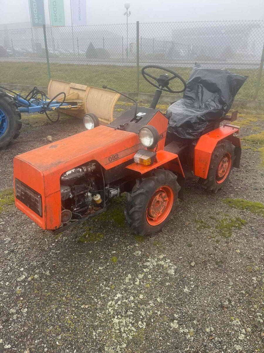 Traktor BELORUS 082 .příslušenství - 2