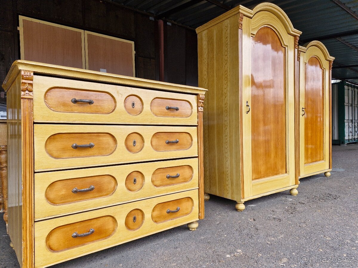 Staré skříně a komoda - 2