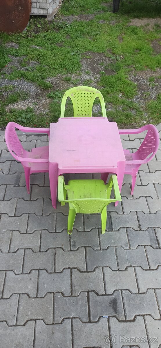 Dětské židle a stoleček - 2