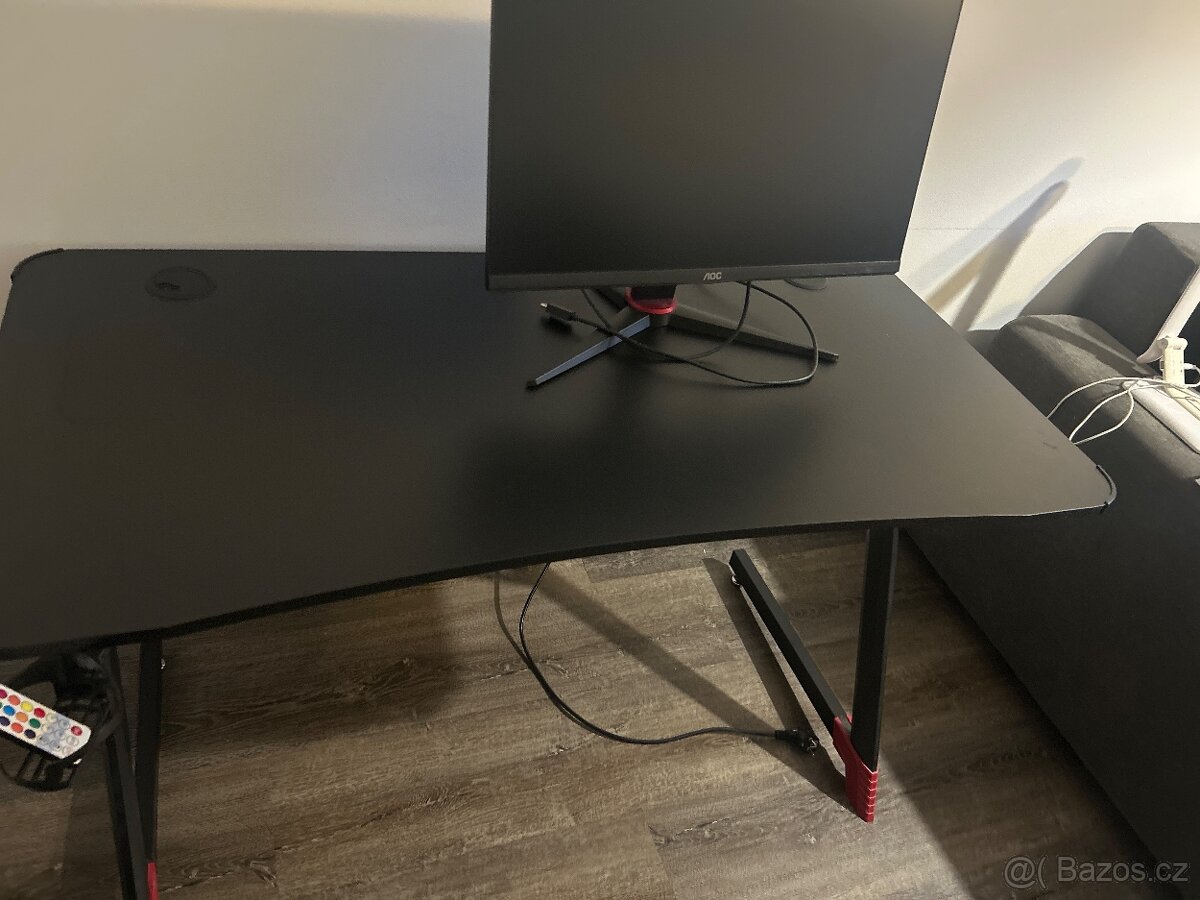 Stůl RGB s monitorem - 2