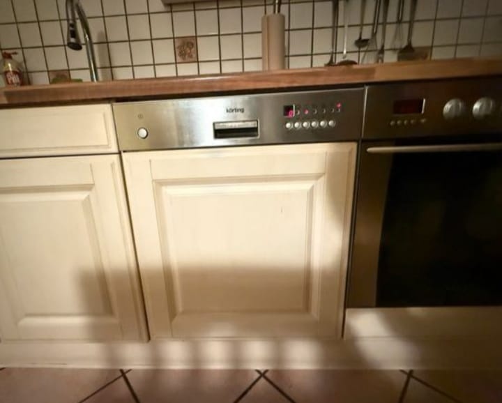 Krémová venkovská kuchyně s vestavěnými spotřebiči,5654 - 2