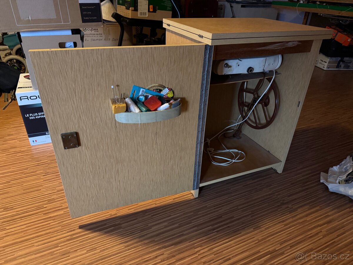 Retro skříňový šicí stroj Lucznik 438 - 2