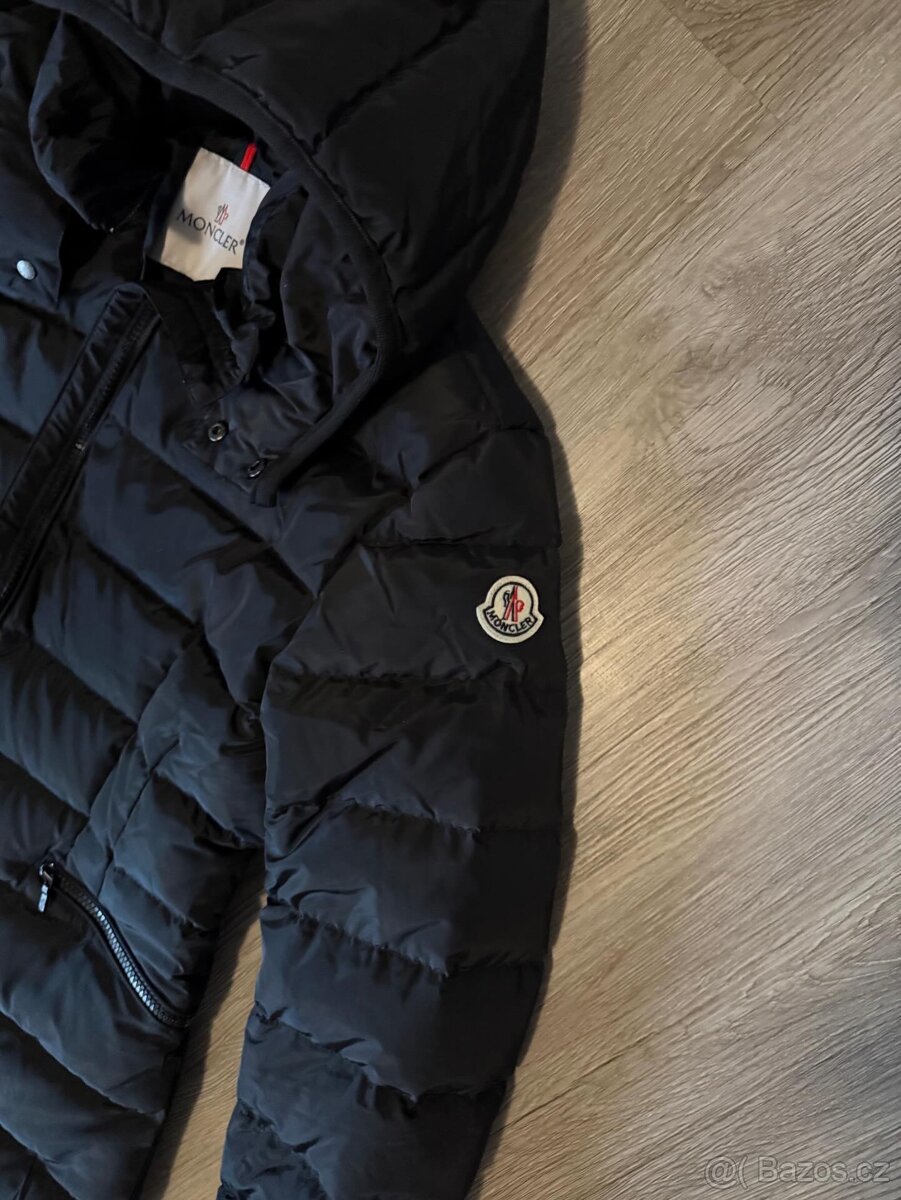 Krásná bunda Moncler. - 2