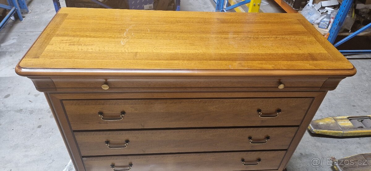 Masivní komoda a dva noční stolky - 2