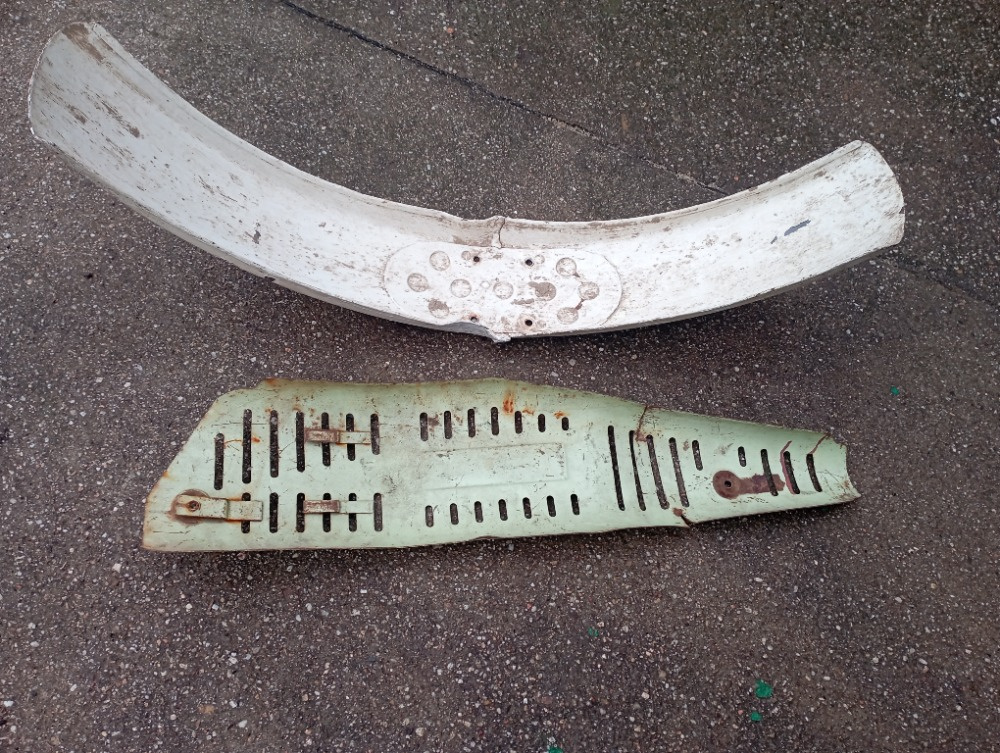 Blatník a kryt výfuku ČZ Enduro - 2