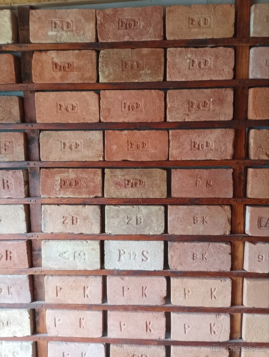 Prodám staré cihly s různým logem - 2