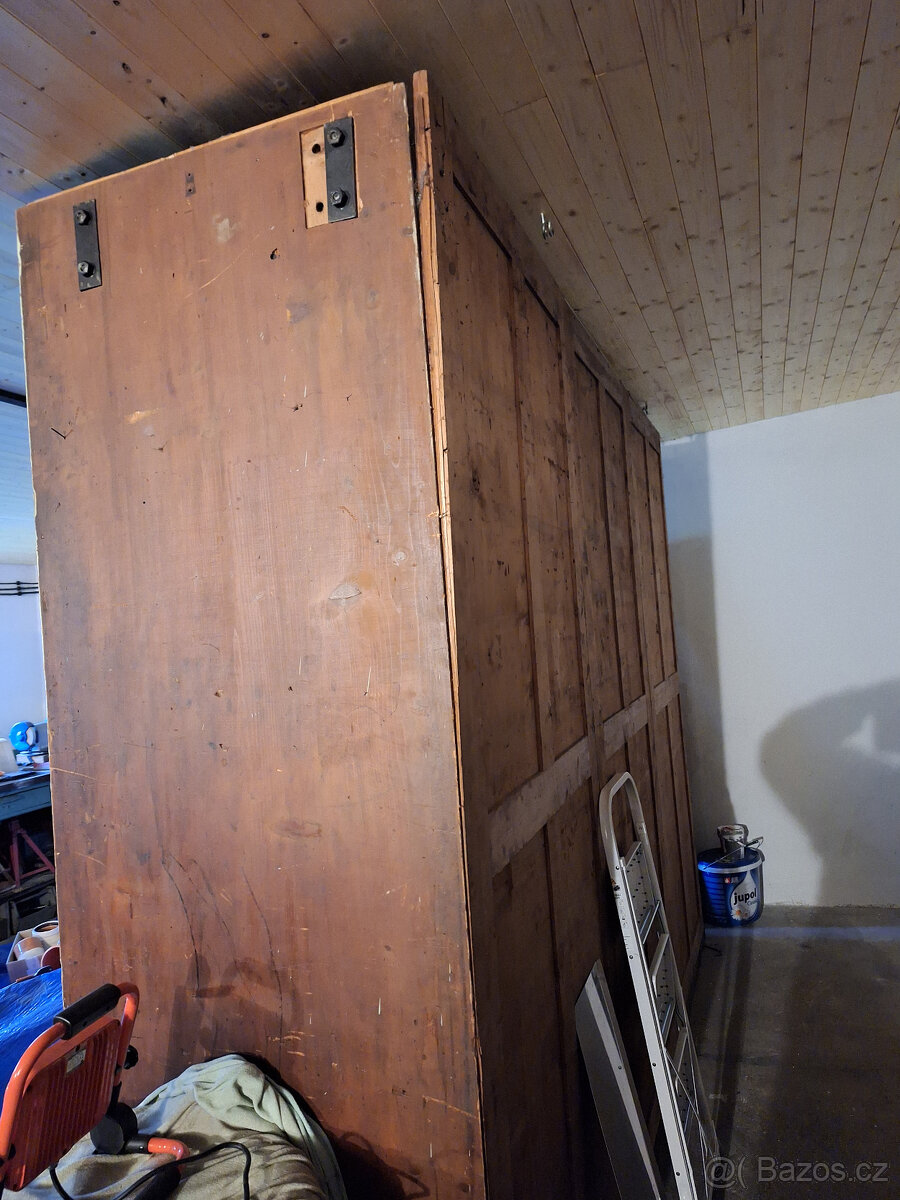 Dřevěná dílenská skříň - daruji - 2