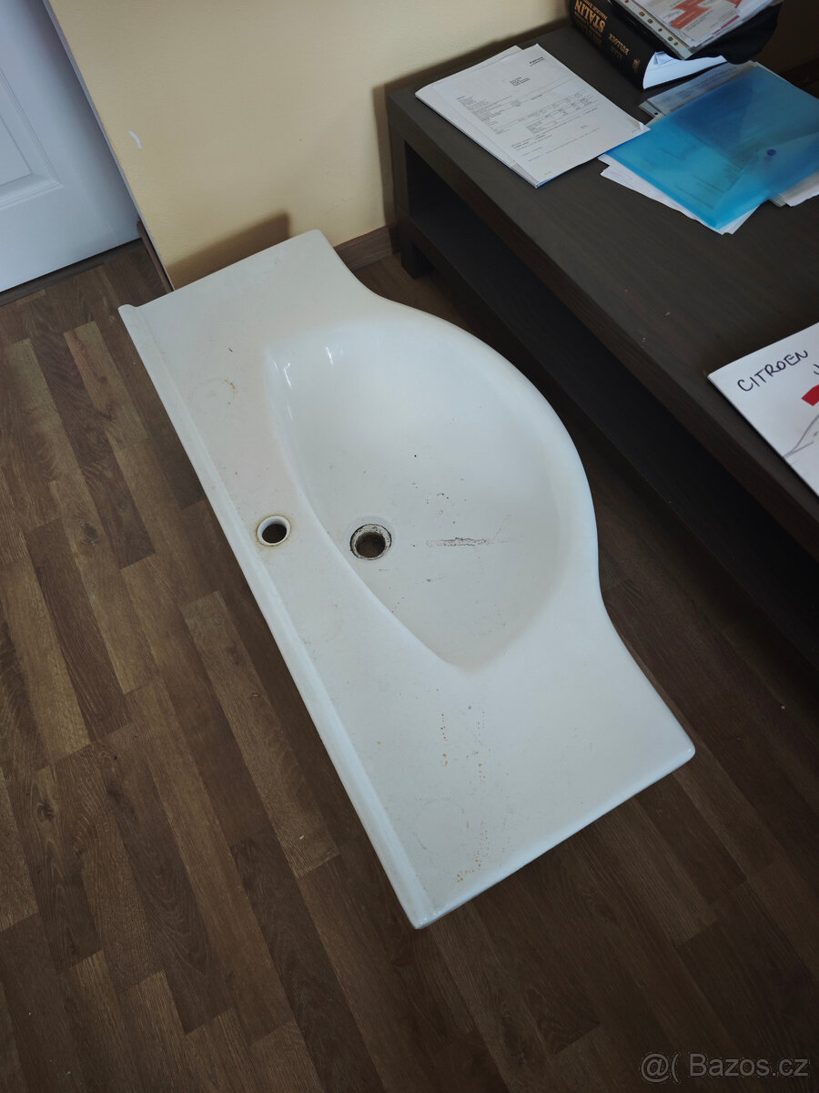 Skříňka s umyvadlem a zrcadlem - 2