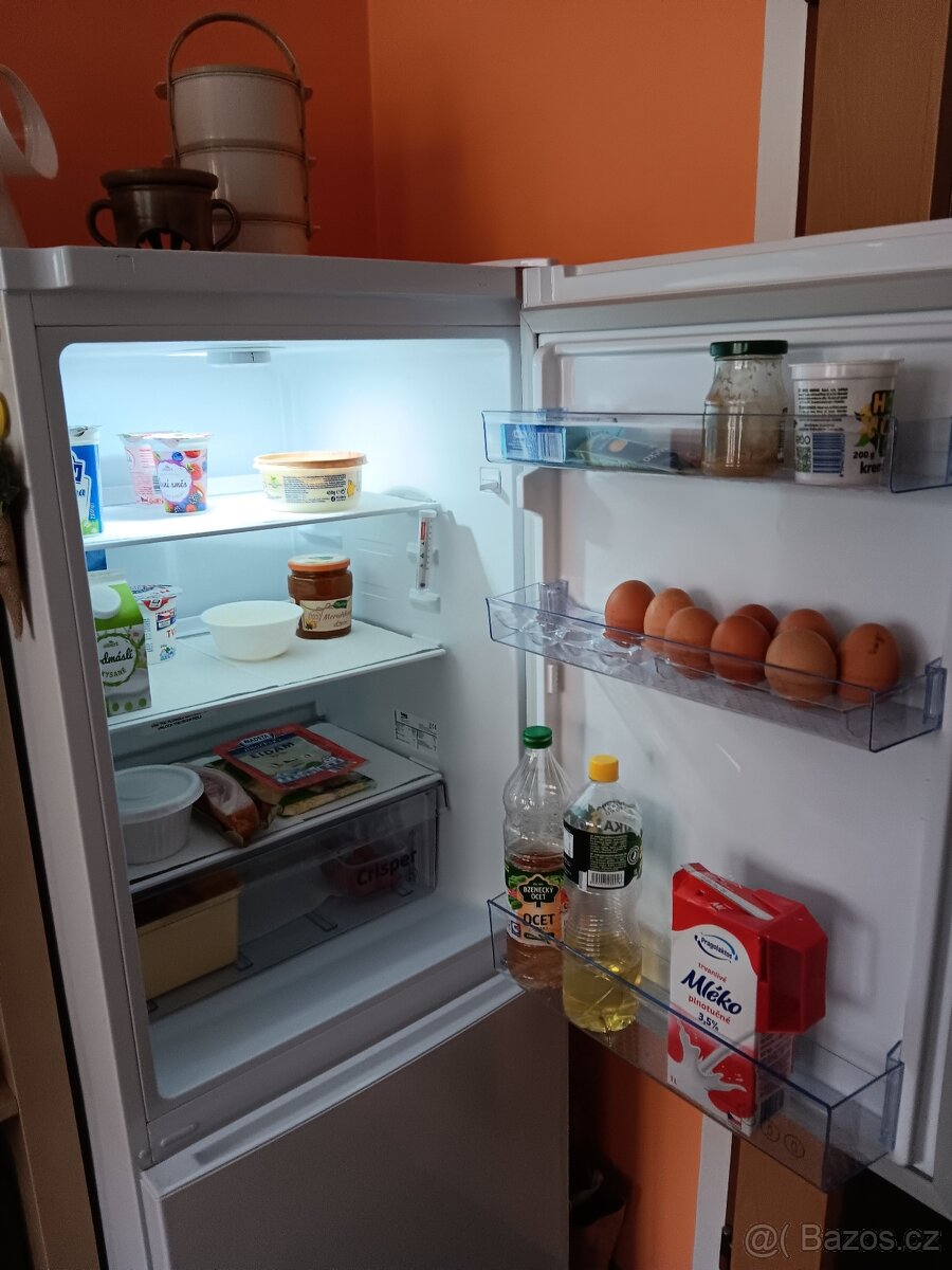 Lednička s mrazákem dole 1 rok stará - 2