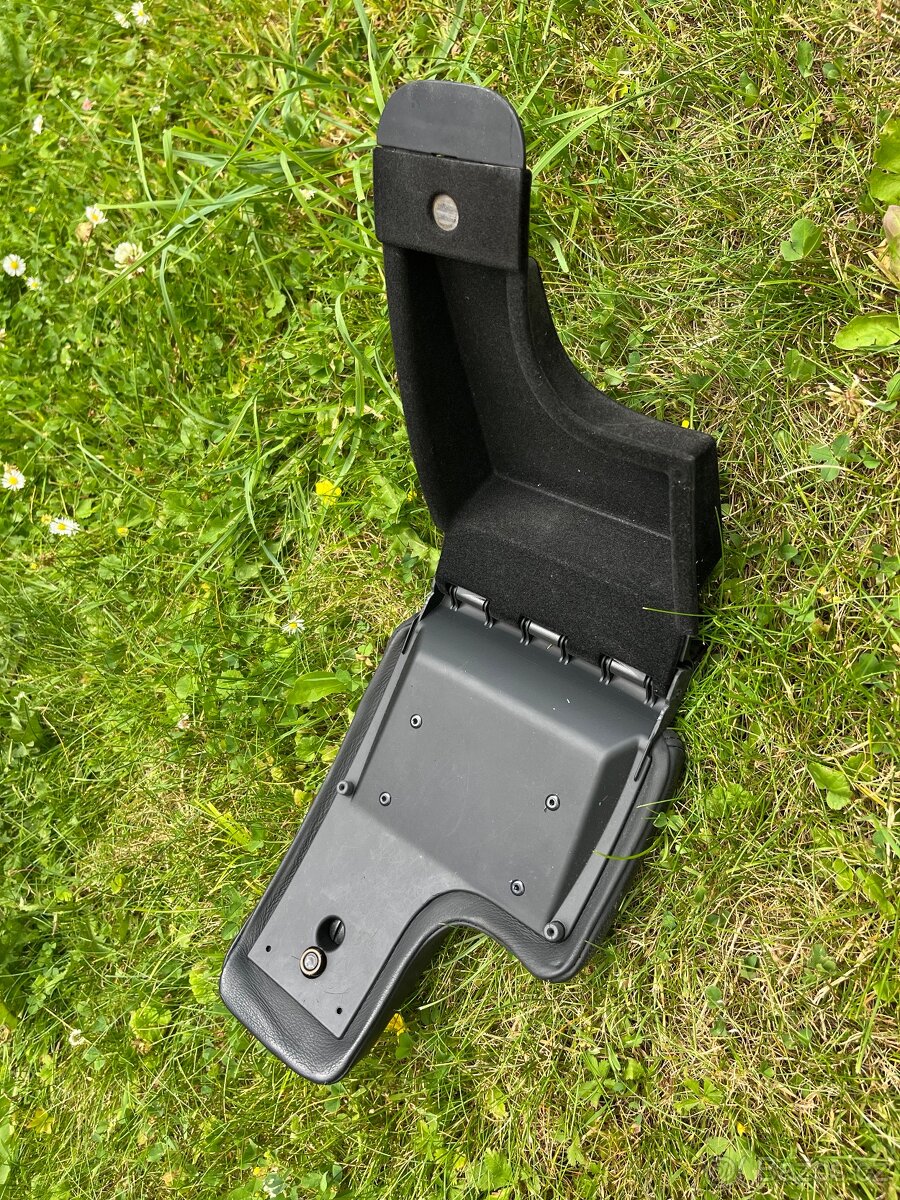 Alfa Romeo 159 - černá kožená opěrka - 2