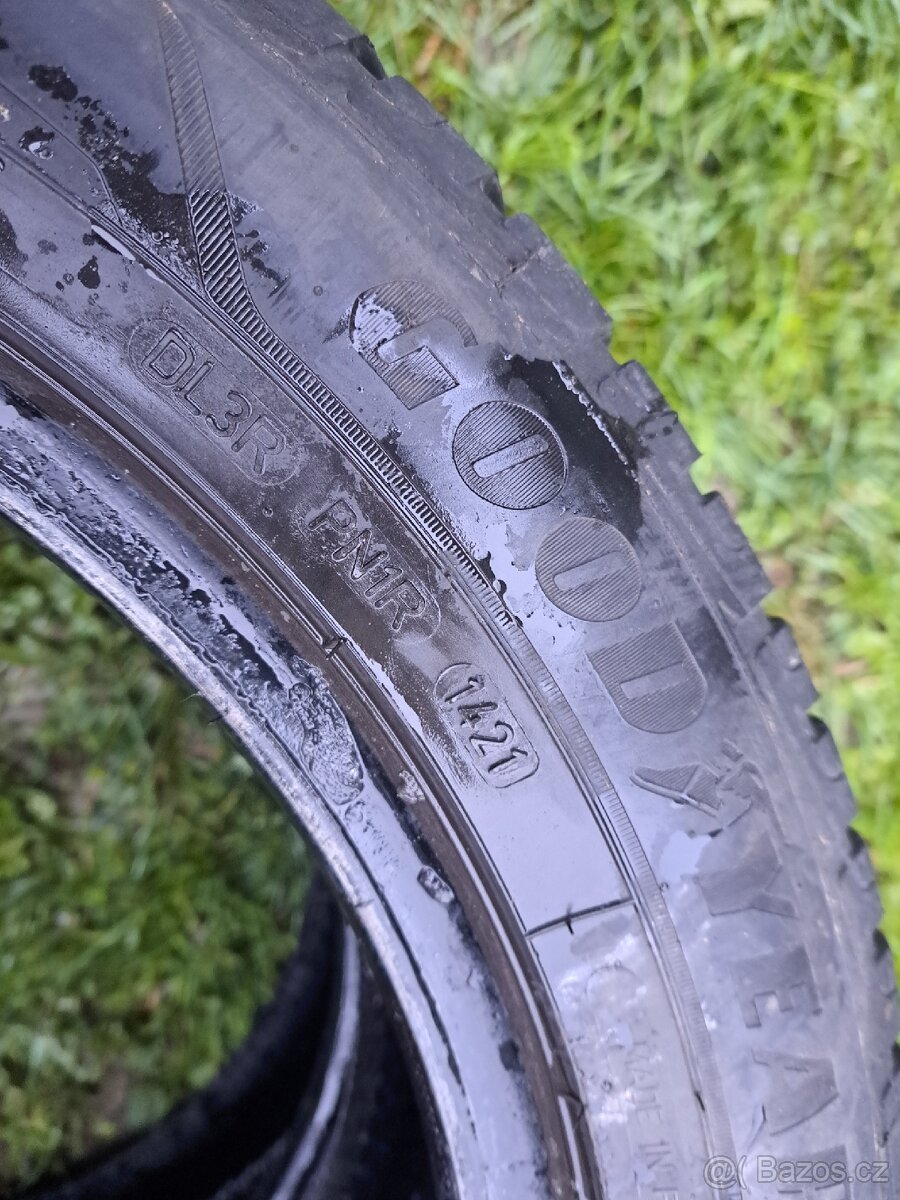 Zimní pneu.goodyear 215/55 R 17 - 2