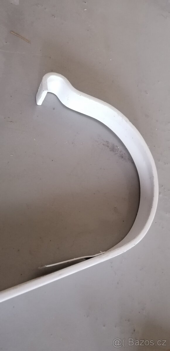 Hák okapový lakovaný bílý, nový. Celkem 38 kusů - 2