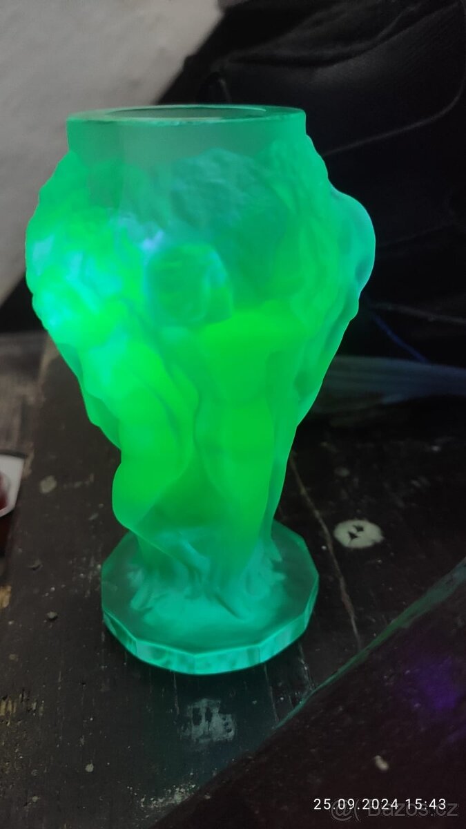 vaza vinobraní modré uranové sklo - 2