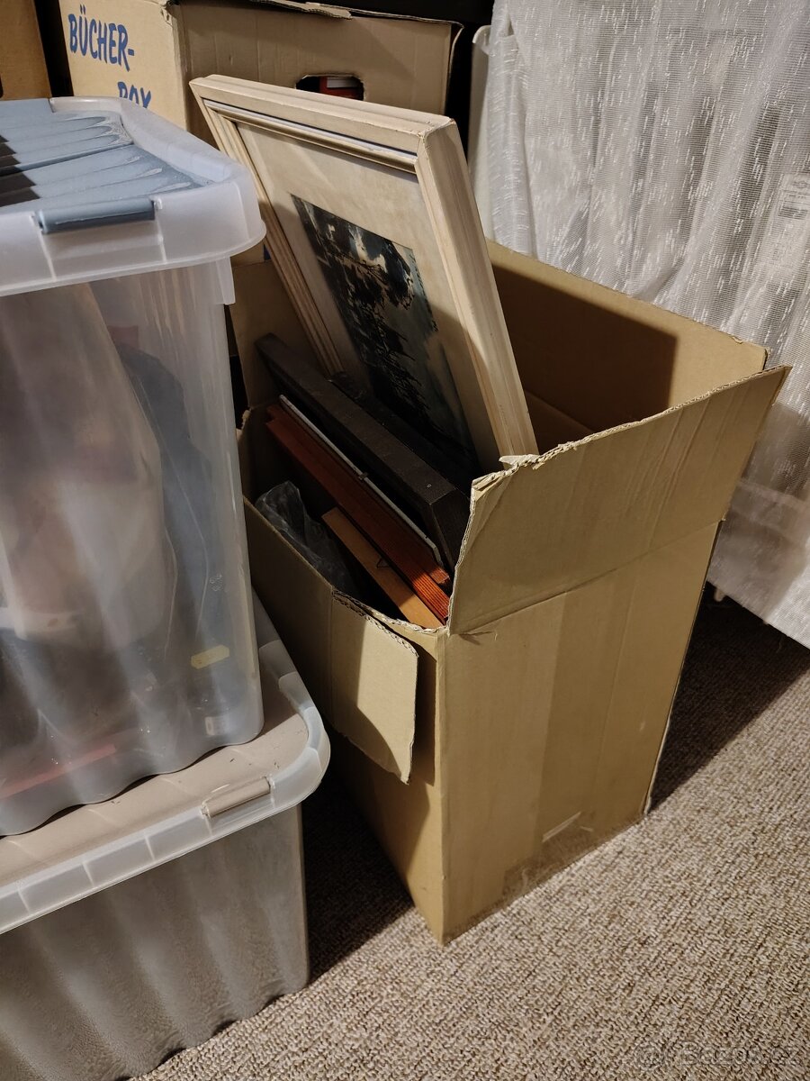 Krabice plná obrázků/obrazů - 2