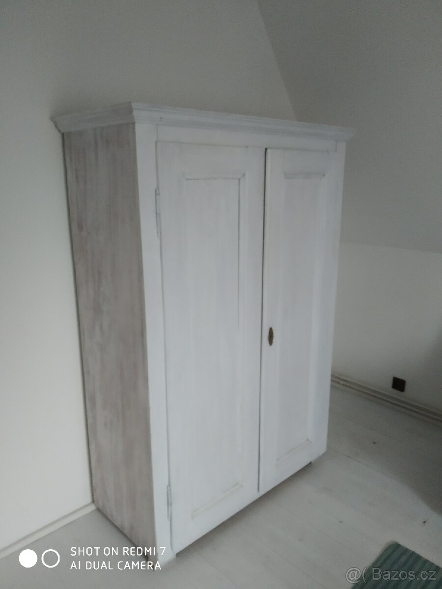 Stará skříň na chalupu , masív. - 2