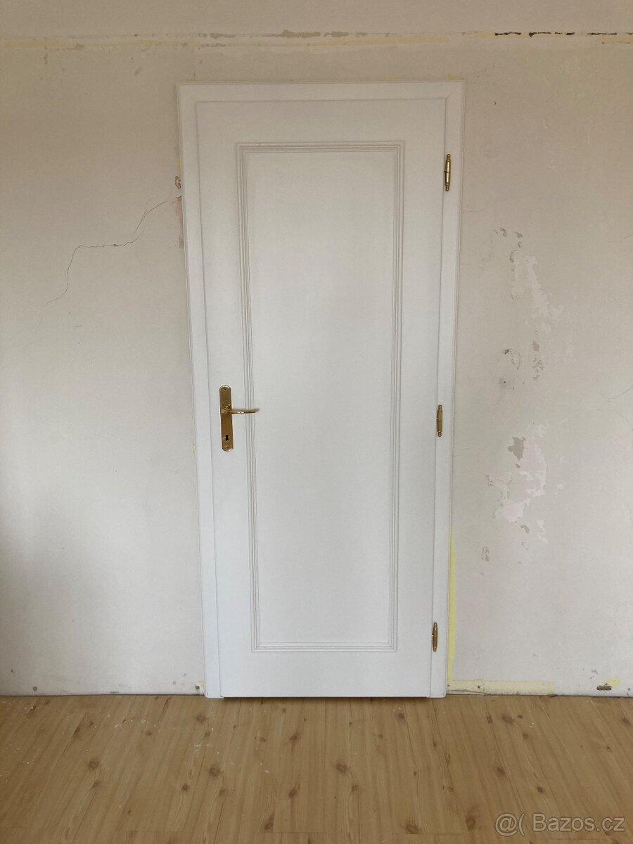 Bílé dřevěné dveře pravé 70cm - 2