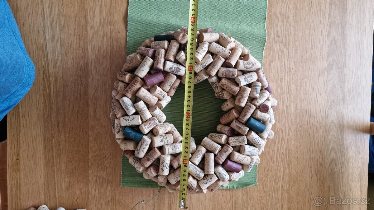 Dekorační věnec z korkových špuntů průměr 34 cm - 2