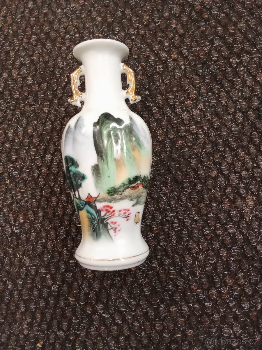 Vázička z porcelánu - 2