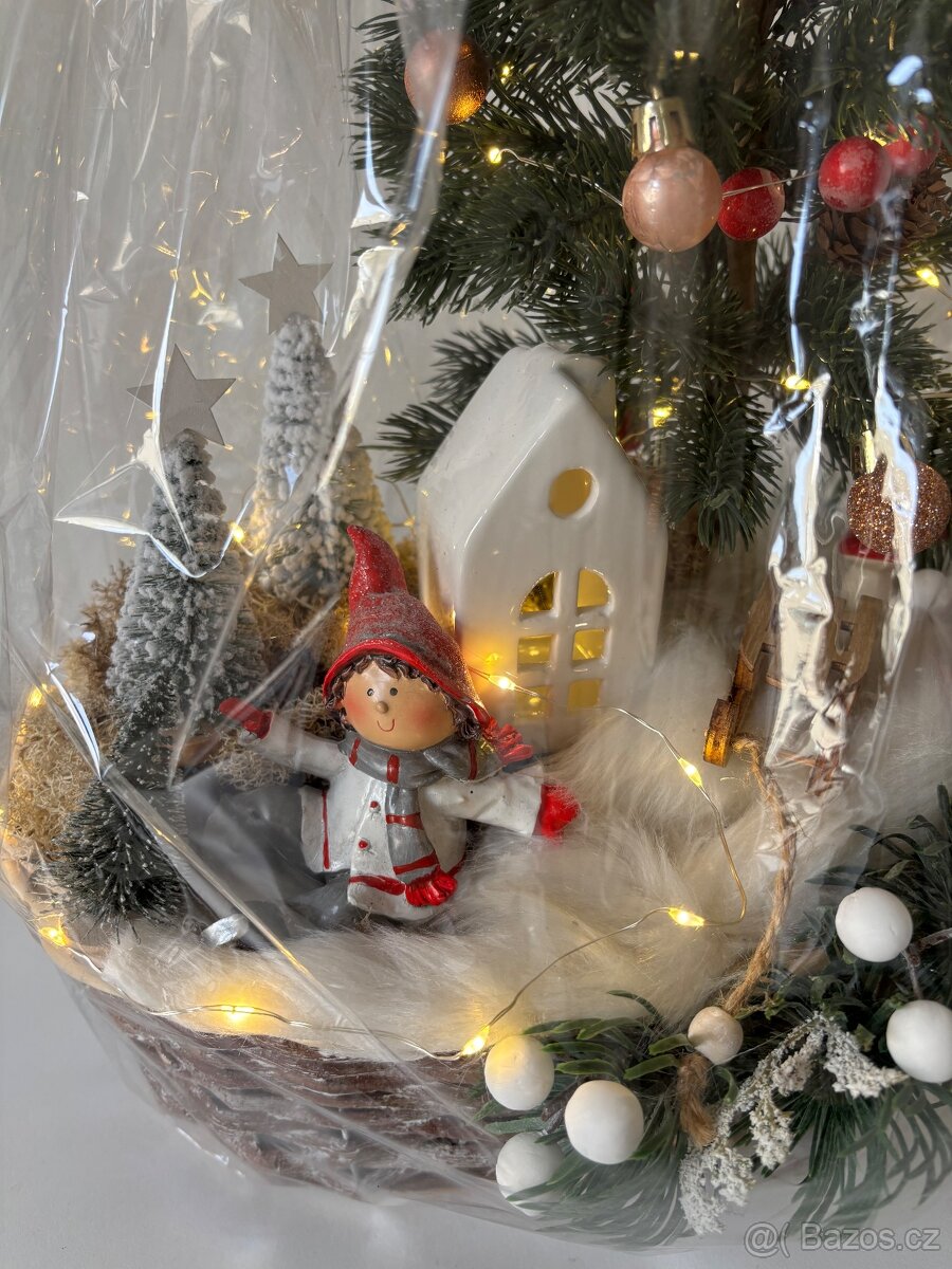 Zimní svítící koš plný různých dekorací - 2