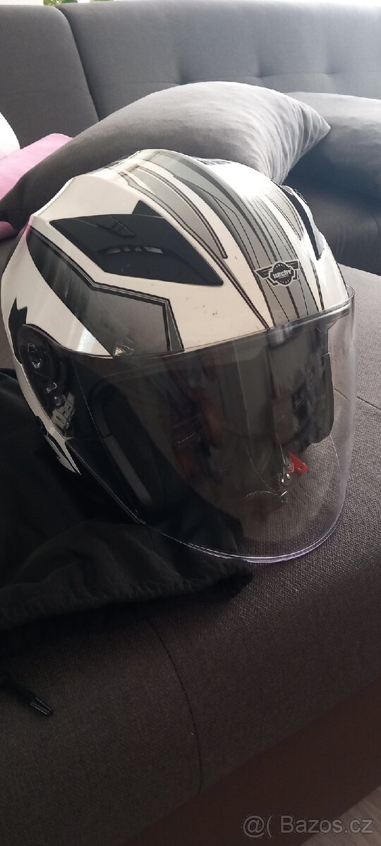 Helma na motorku. - 2