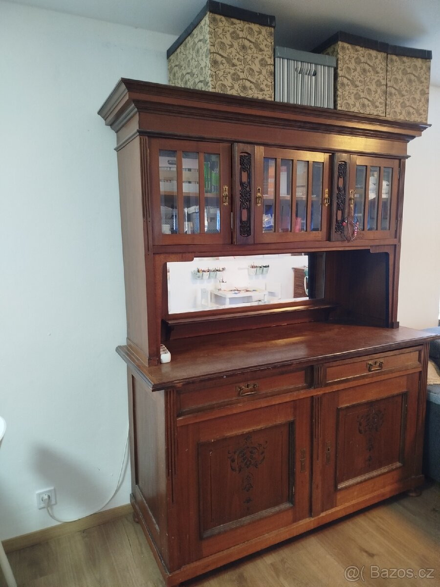 Sekretář/ příborník - 2