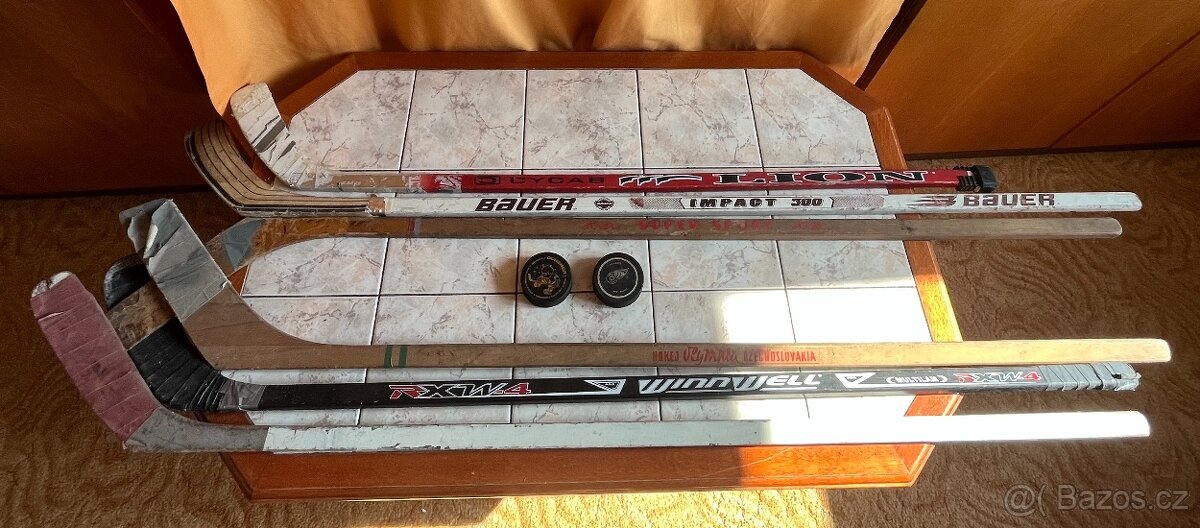 Retro brusle, Hokejky, Puky - 2