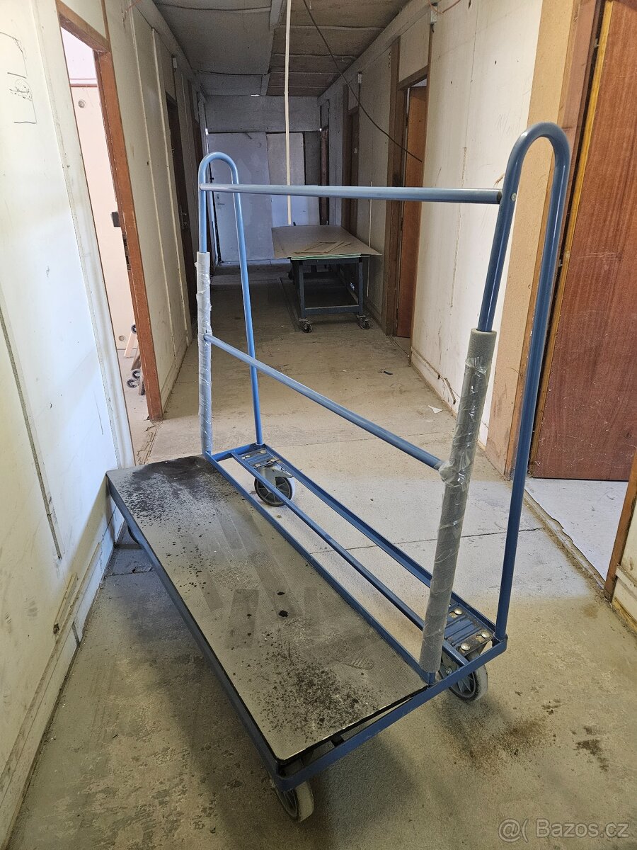 Dílenský vozík na desky. - 2