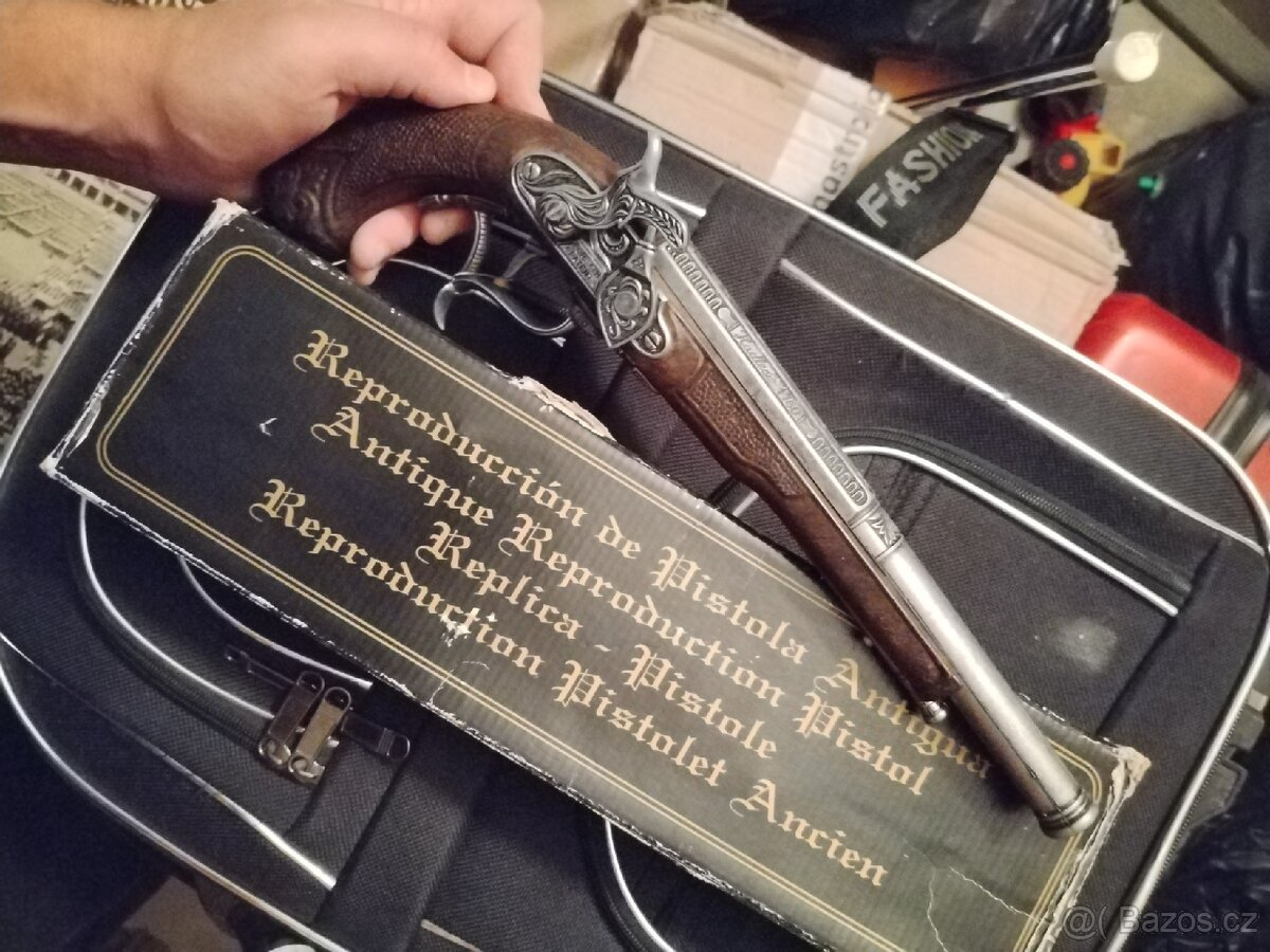 Krásná historická dekorace pistol - 2
