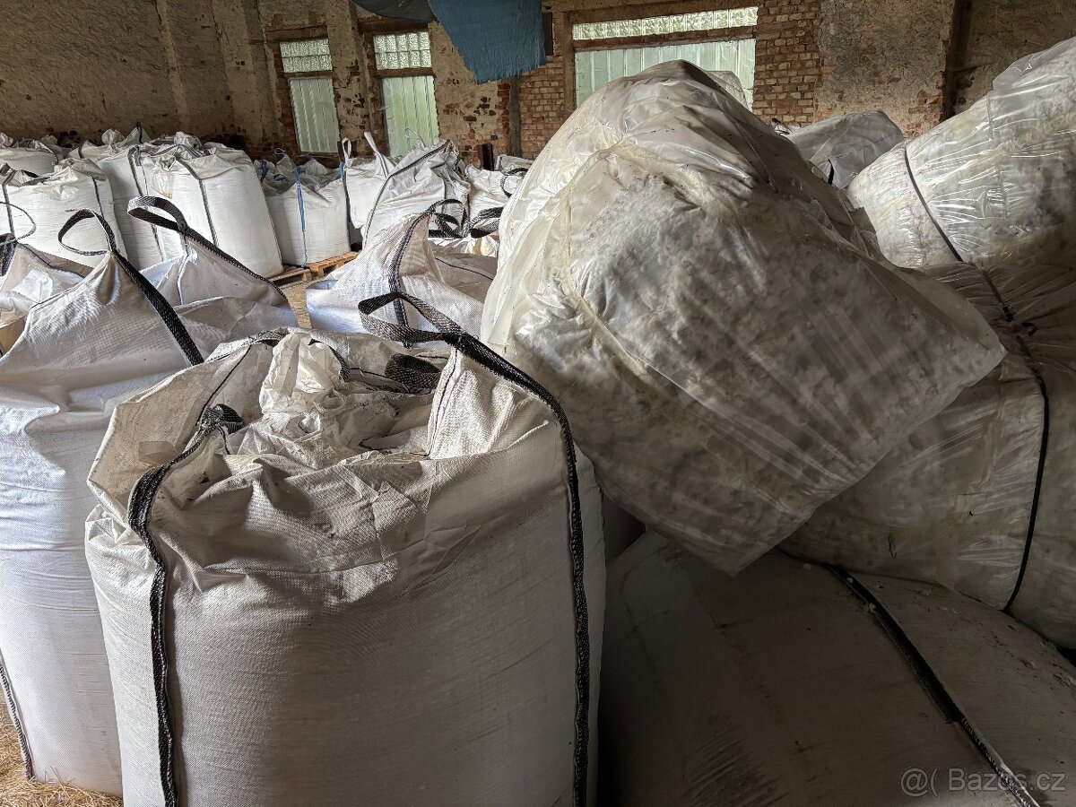 Vyklizeni objektu - skelna vata, plastova drt, vapenec - 2