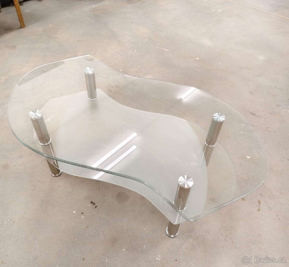 Designový skleněný stolek do obýváku - 2