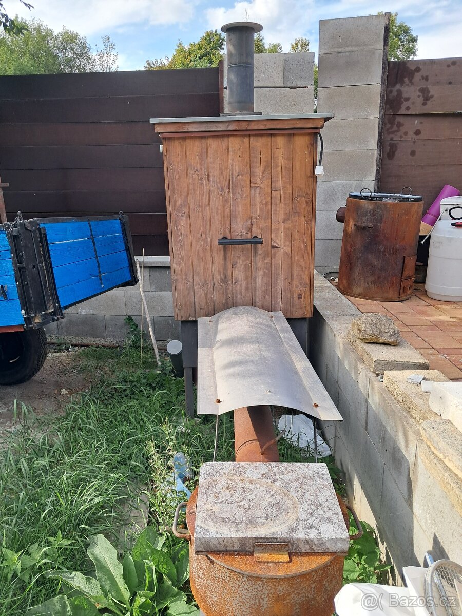 Prodám dřevěnou udírnu - 2
