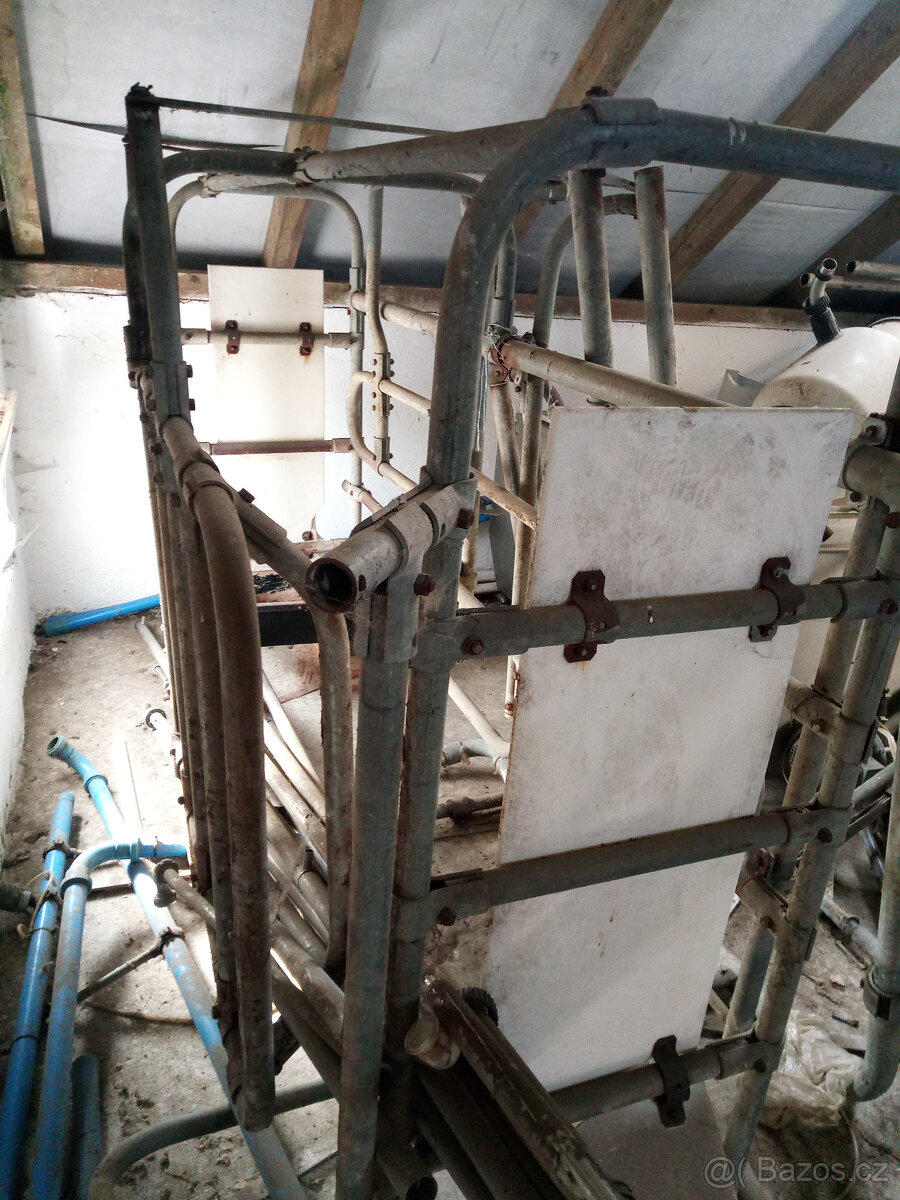 Dojící podtlaková technologie + klece na dojení - 2