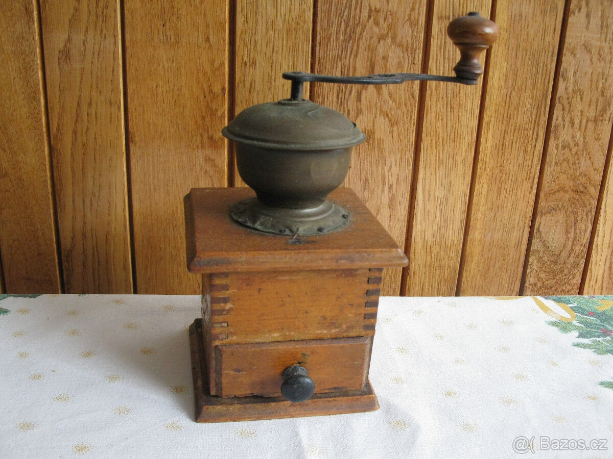 starý mlýnek na kávu,stará žehlička - 2