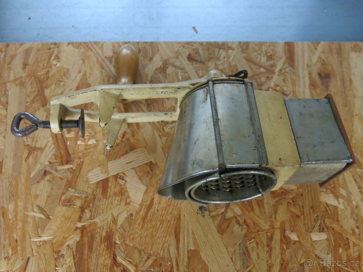 Mlýnek na strouhanku, ořechy a sýr - 2