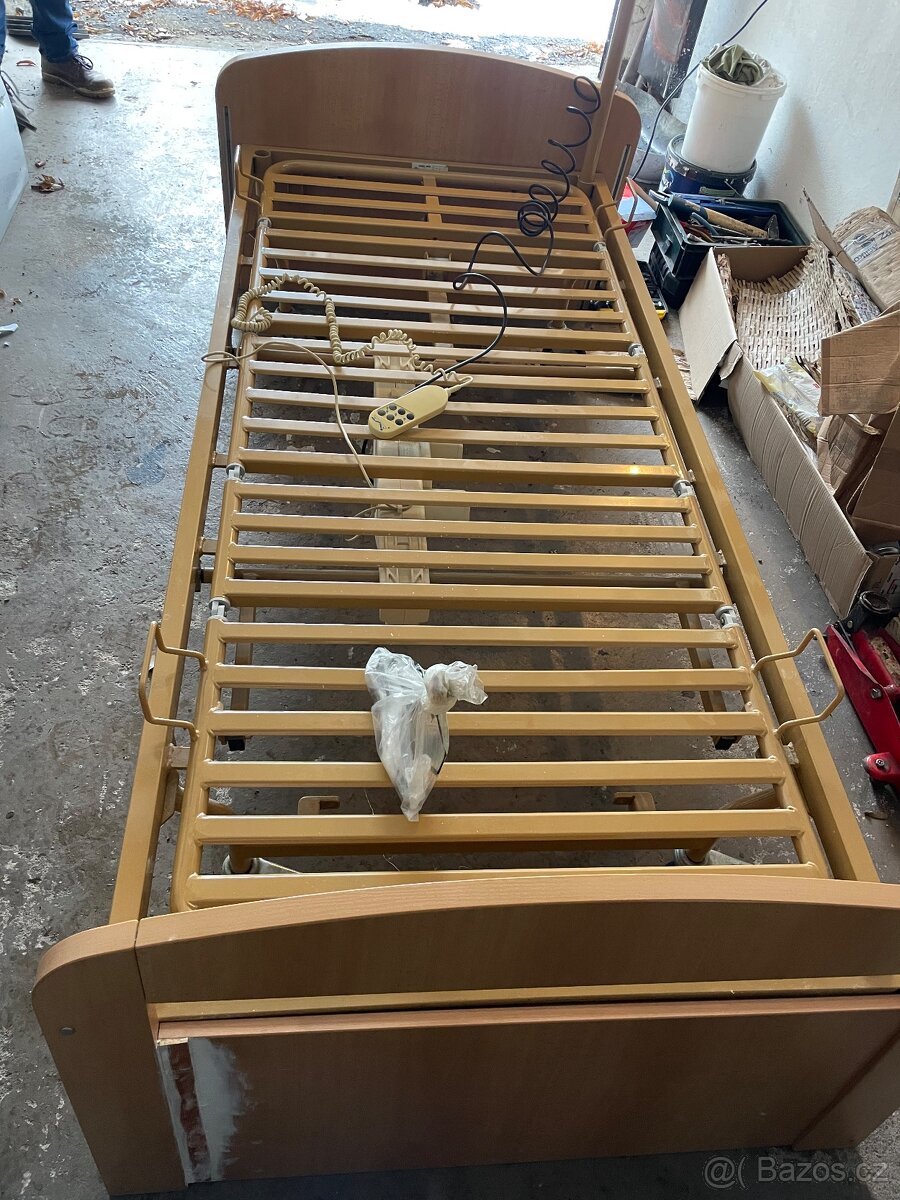 Zdravotnicka elektricky polohovatelna postel - 2