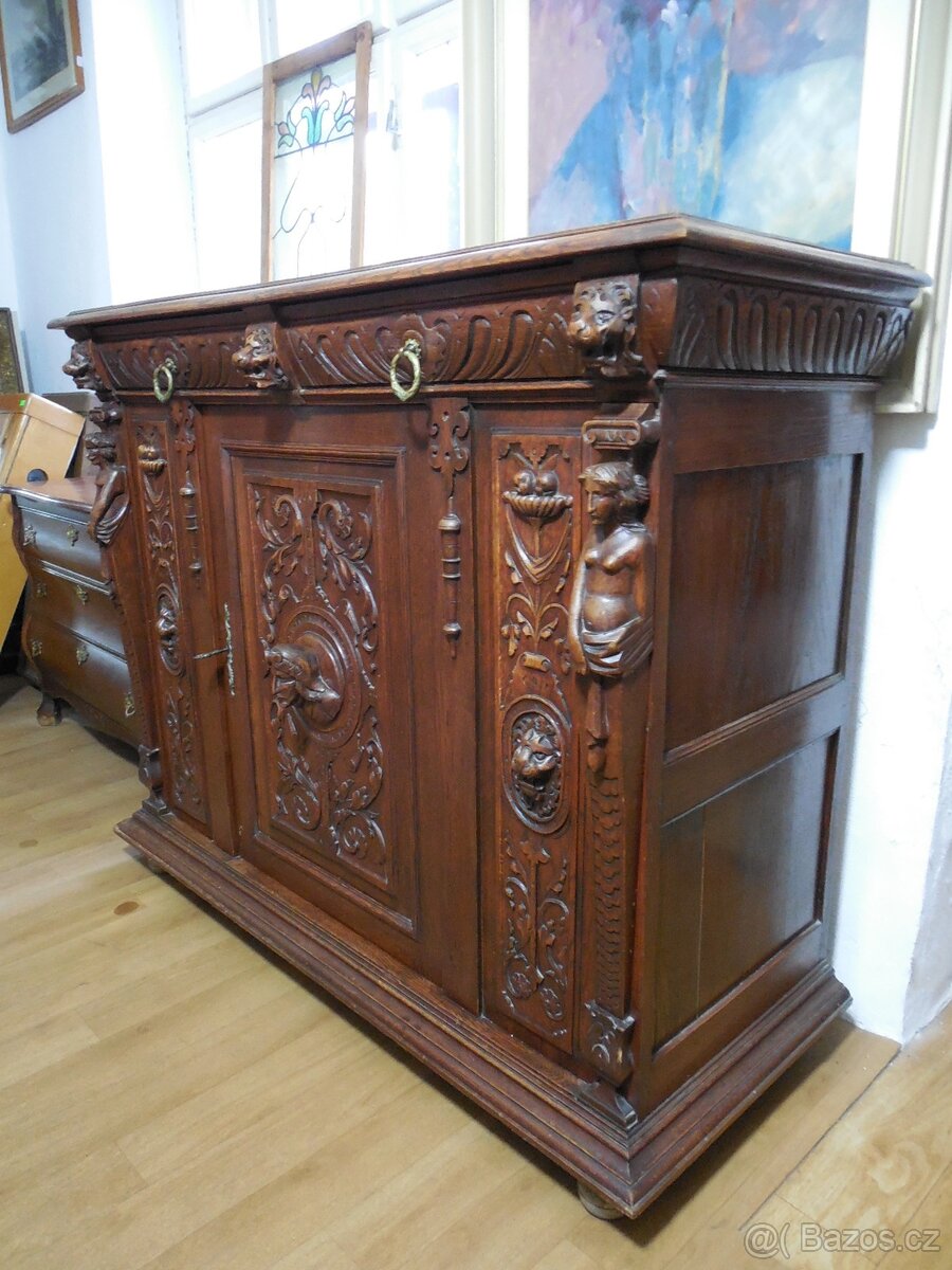 Vyřezávaná skříňka komoda - 2