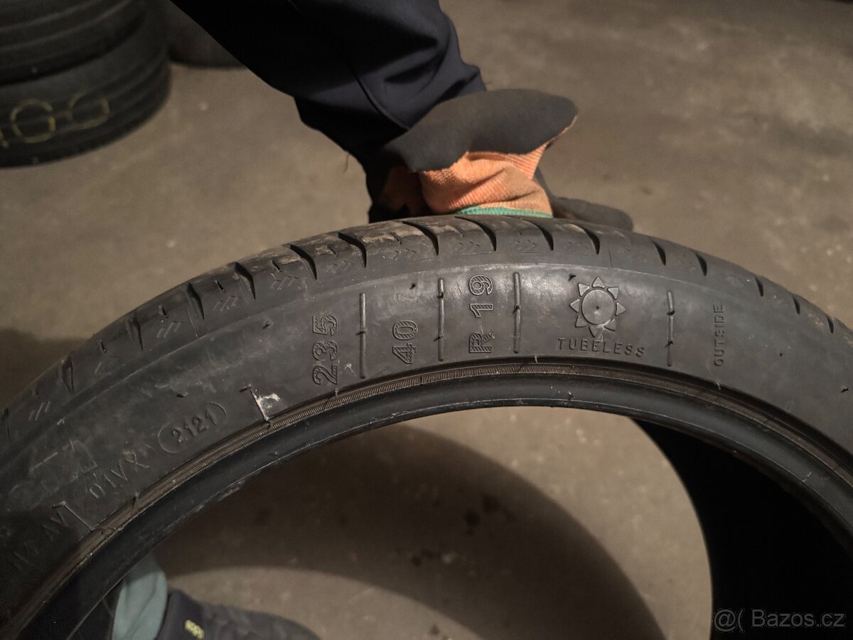 235/40R19 - 2