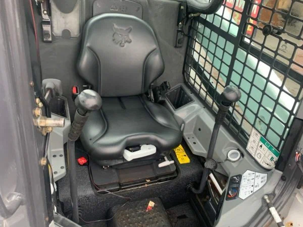 Pujčím pronajmu smykový kolový nakladač Bobcat S530 - 2