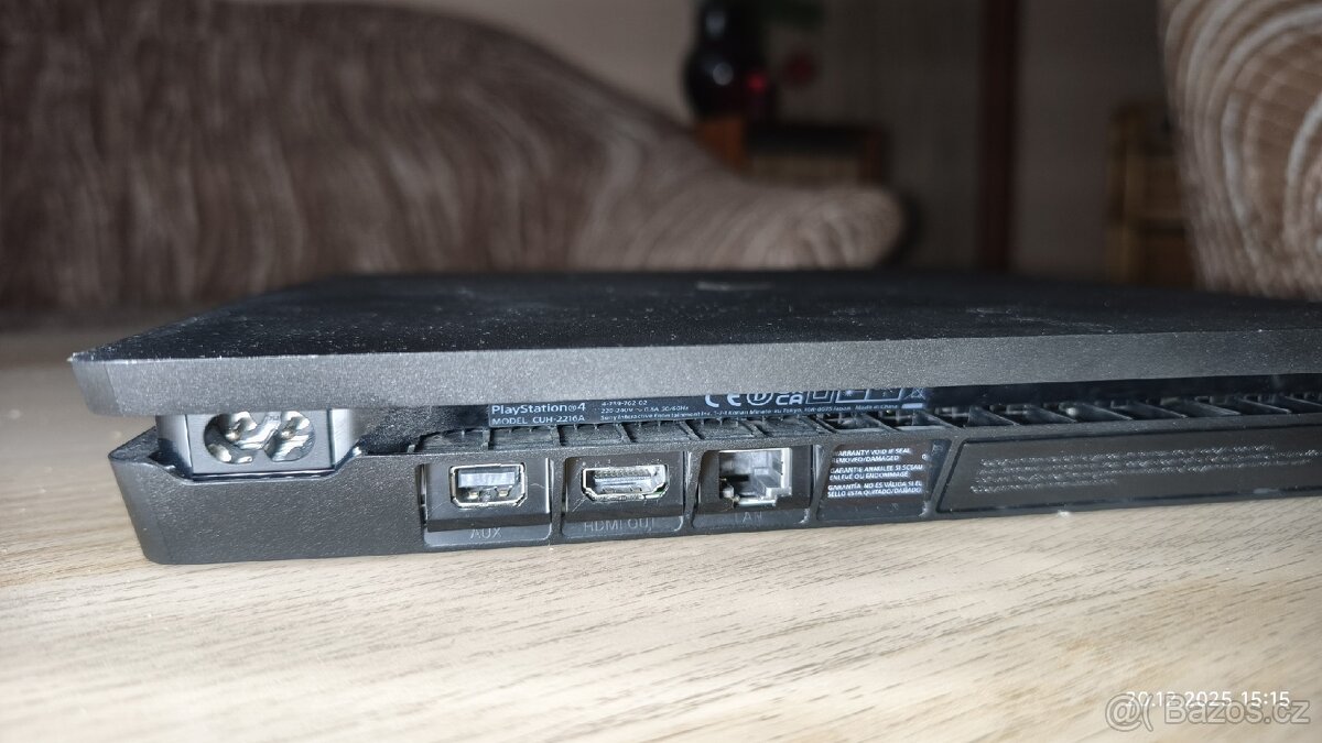 PlayStation 4 slim - 2
