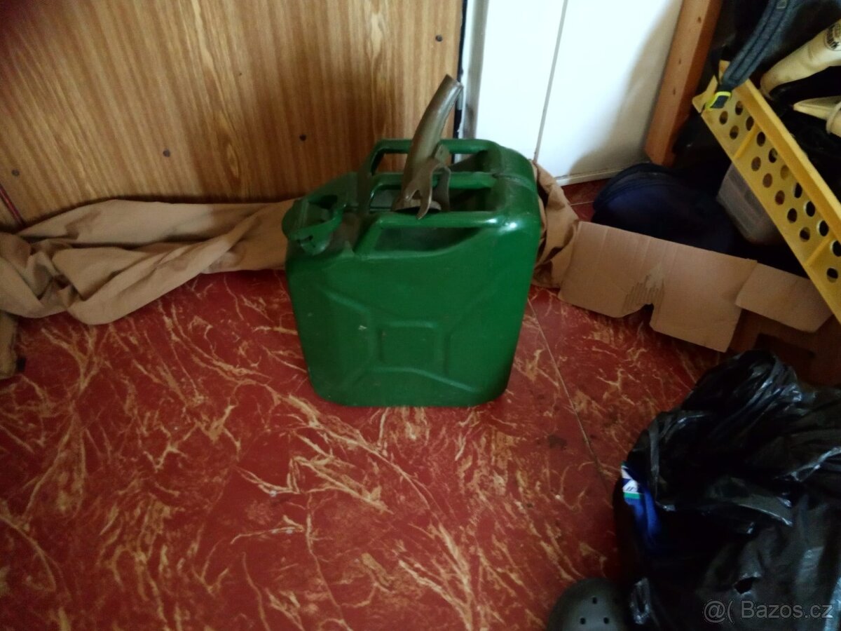 Kanystr na benzín kovový - 2