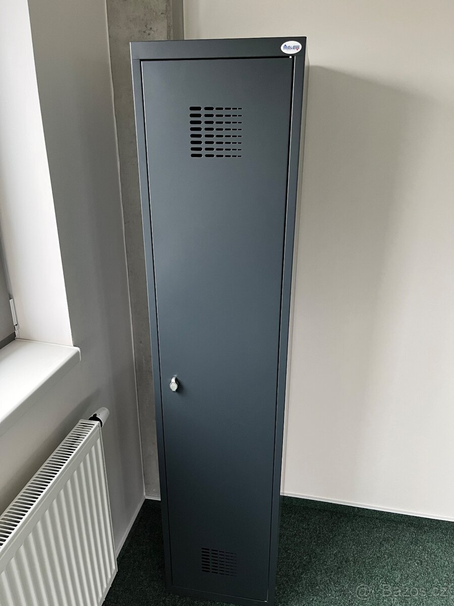 Šatní skříň kovová - 2