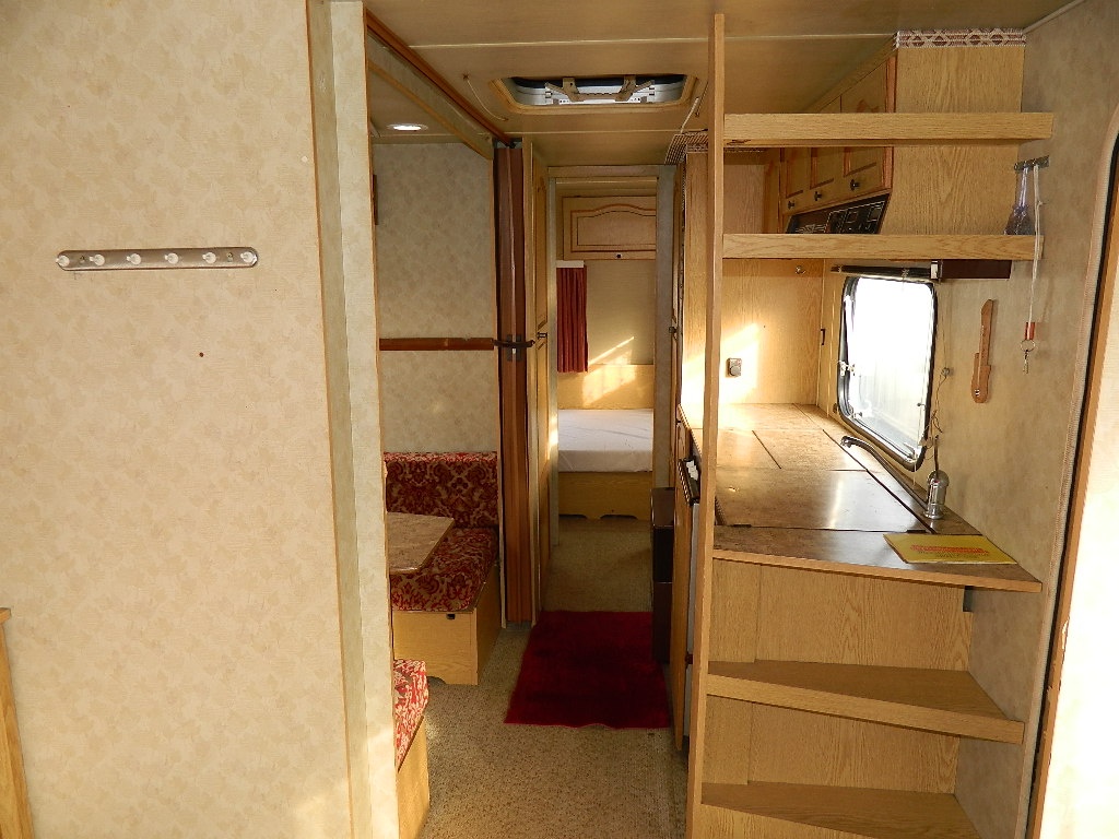 Velký dvouosý karavan Adria pro 7 osob - 2