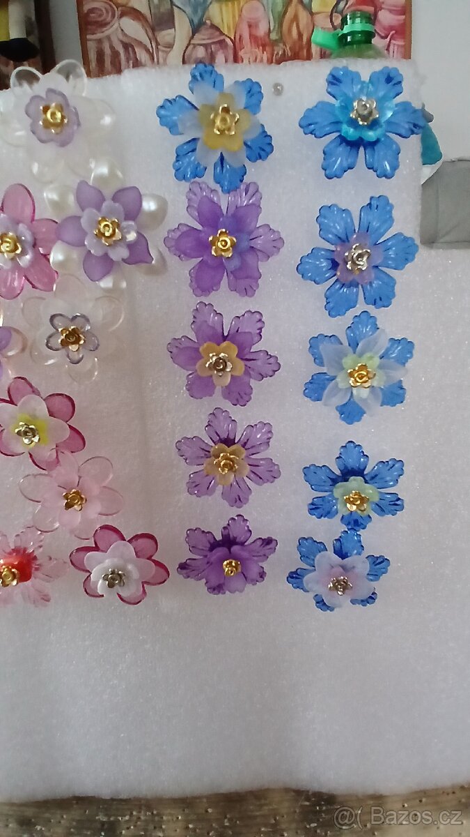 Plastové kytičky náušnice 2.5 cm - 2