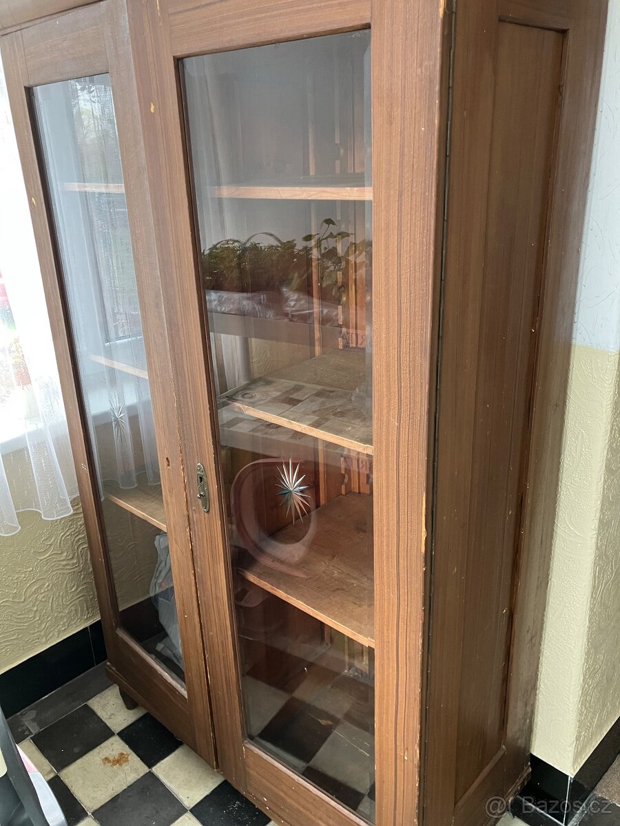 Prosklená skříň - 2