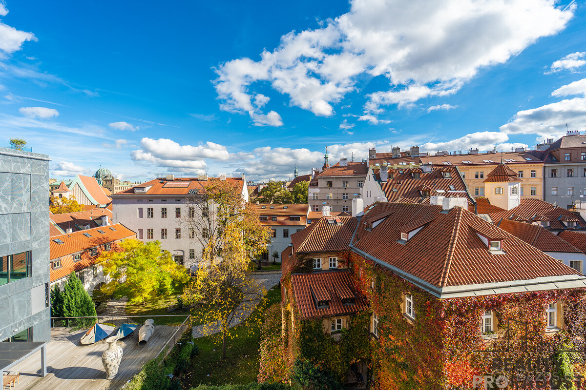Prodej tichého bytu na Starém Městě s výhledem - 2