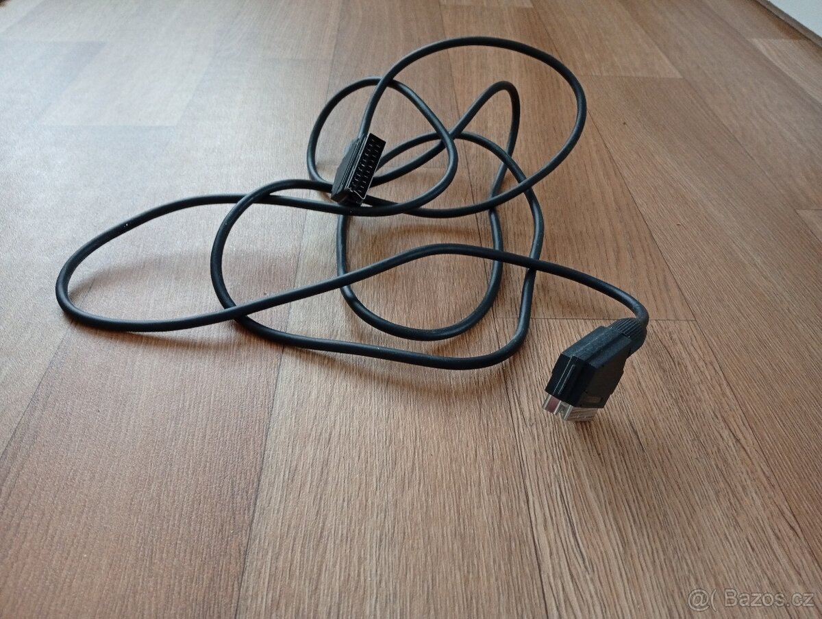 LUXTRONICS DVD přehrávač SCART kabel a pár DVD - 2