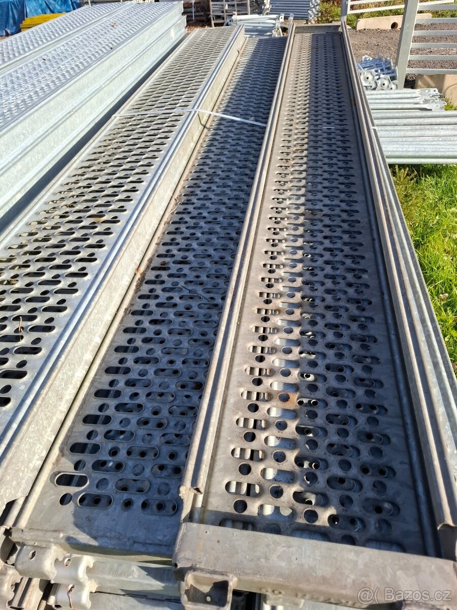 Prodám 46ks ocelových podlažek 3,07m - 2