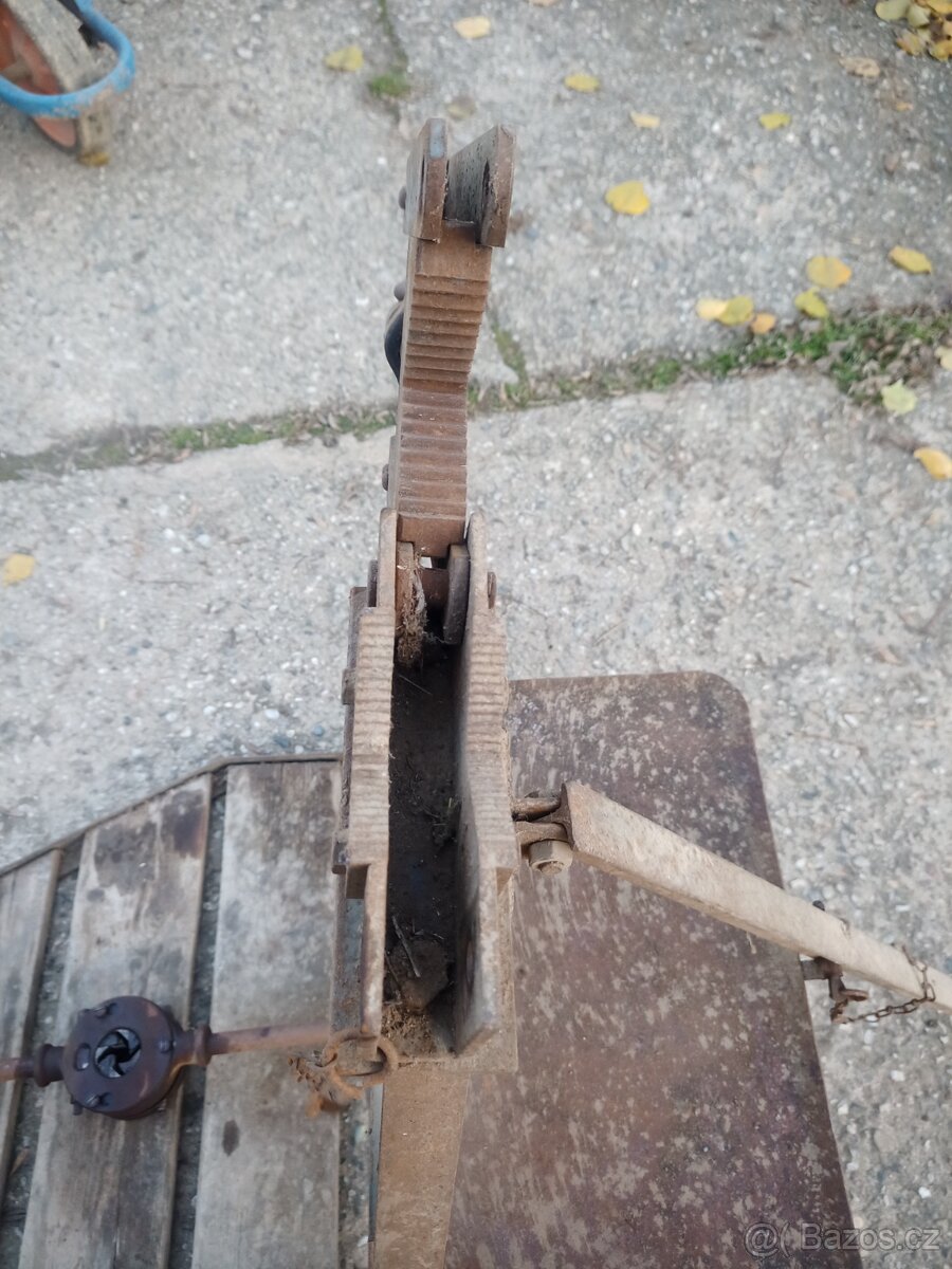 Svěrák Pionýr a závitník - 2