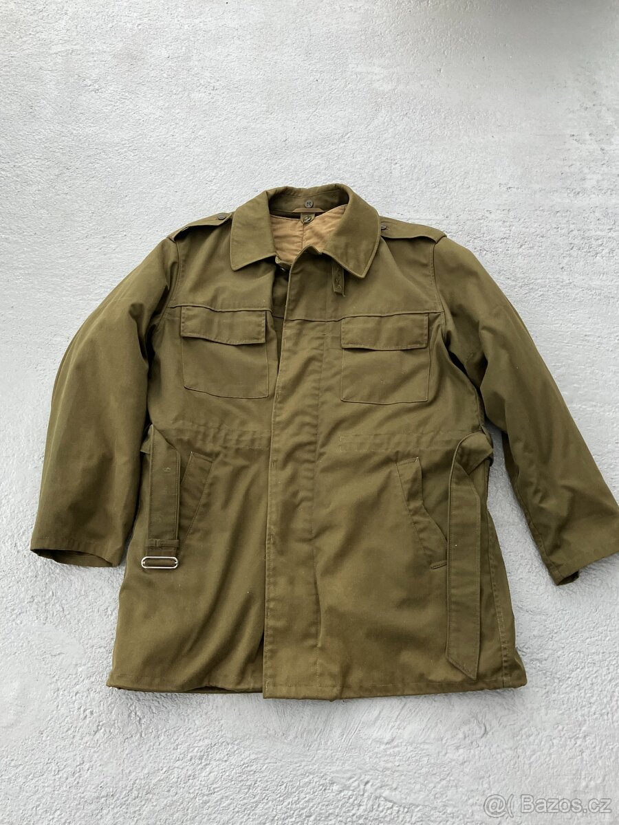 Vojenské zelený kabát. - 2