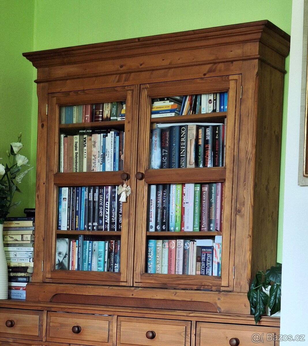 prosklená knihovna - vitrína - 2